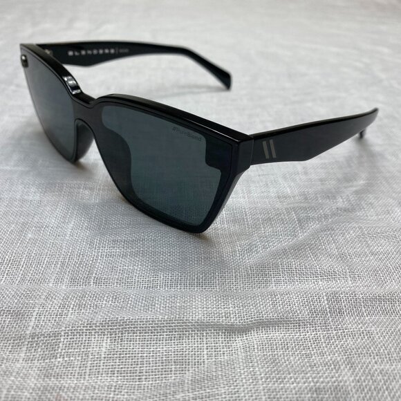 - Frames are in good condition. Arms are intact.- Without casing. Frames only.